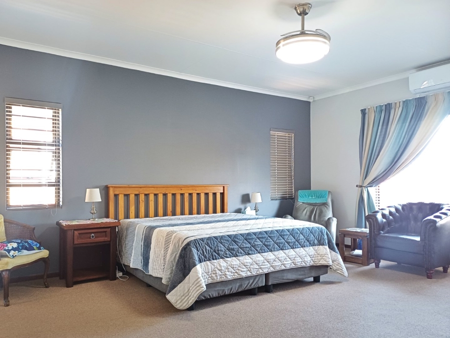 5 Bedroom Property for Sale in Fraaiuitsig Western Cape